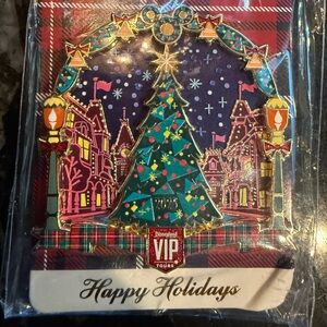 Disneyland Resort Holiday VIP Tour Pin, Limited & Exclusive 2025 VIP Tour Pin